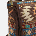 Vana mochila jacquard con flecos y detalles metálicos 