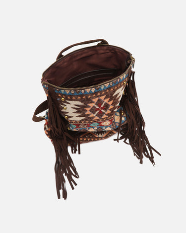 Vana mochila jacquard con flecos y detalles metálicos 
