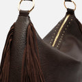 Chete bolso hobo con flecos y detalles metálicos 