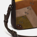 Cachina bolso bandolera pequeño efecto ante y detalles metálicos 