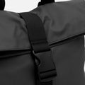 Nere mochila con solapa en nylon 