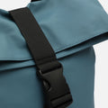 Nere mochila con solapa en nylon 