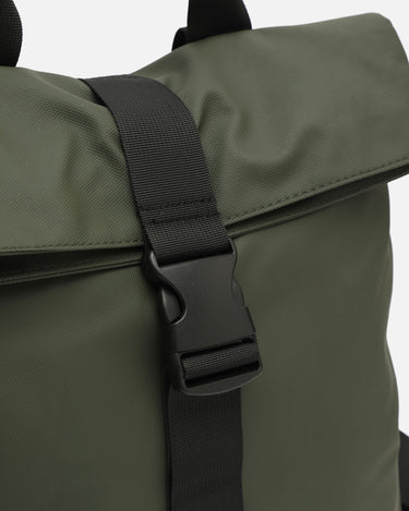 Nere mochila con solapa en nylon 