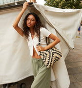 Ushu bolso hobo grande efecto rafia estampado 