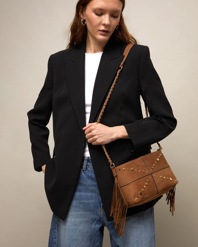 Anabelas-1 bolso bandolera efecto ante con detalles metálicos y flecos