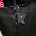 Clote bolso shopper grande en nylon con detalle colgante 