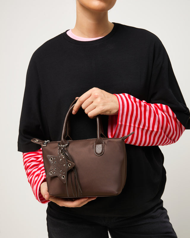 Cloti bolso tote en nylon con asa bandolera extraíble y detalle colgante