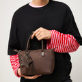Cloti bolso tote en nylon con asa bandolera extraíble y detalle colgante 
