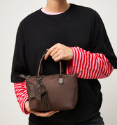 Cloti bolso tote en nylon con asa bandolera extraíble y detalle colgante 